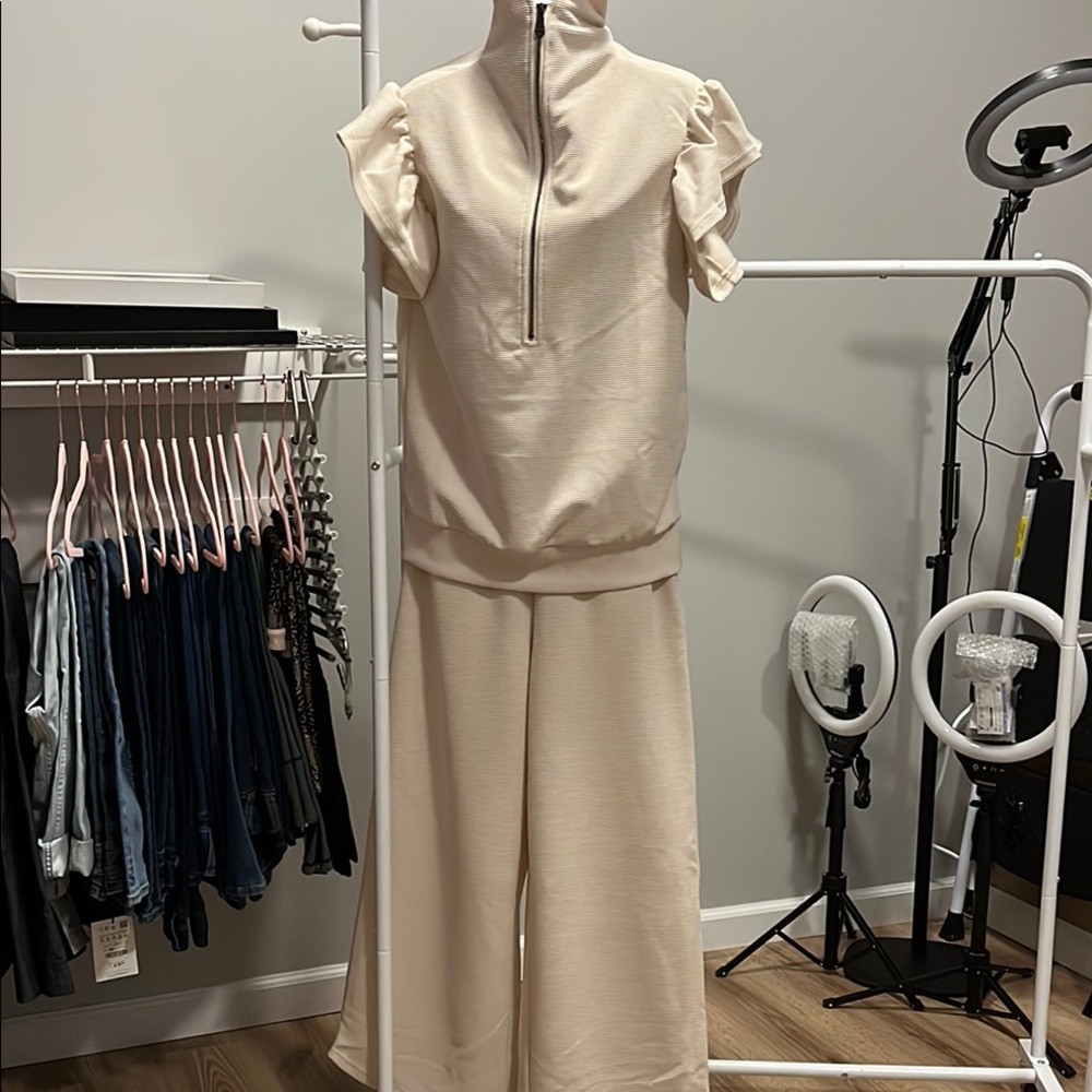 Chic Cream Pantsuit with High Collar and Wide-Leg Design